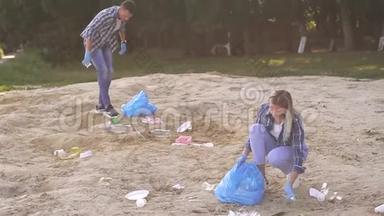 两名<strong>青年志愿者</strong>在河岸捡垃圾。 志愿人员概念。